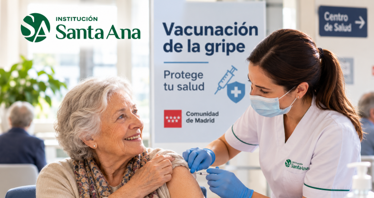 Persona mayor recibiendo la vacuna de la gripe en un centro de salud de Madrid
